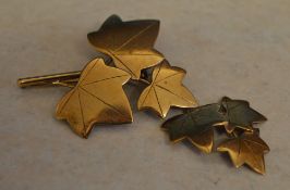 9ct gold bar brooch in the shape of trailing ivy,