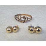 2 pairs of 9ct gold stud earrings & a 9ct gold ring total weight 2 g