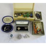 Small selection of costume jewellery