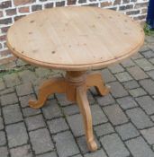 Round pine table