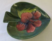 Small Moorcroft leaf shaped dish (af) L13.