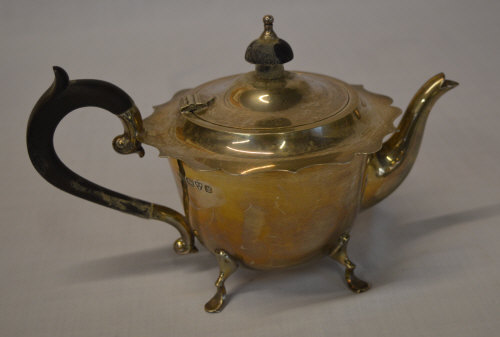 Silver teapot, Chester 1911, total weight approx 11.