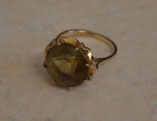 9ct gold ring with semi precious stone, possibly smokey quartz - total weight 4.