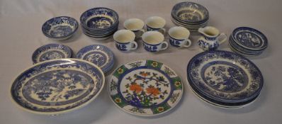 Various blue & white ceramics including willow pattern