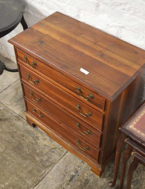 Small Georgian style chest of drawers