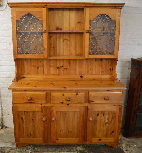 Pine dresser