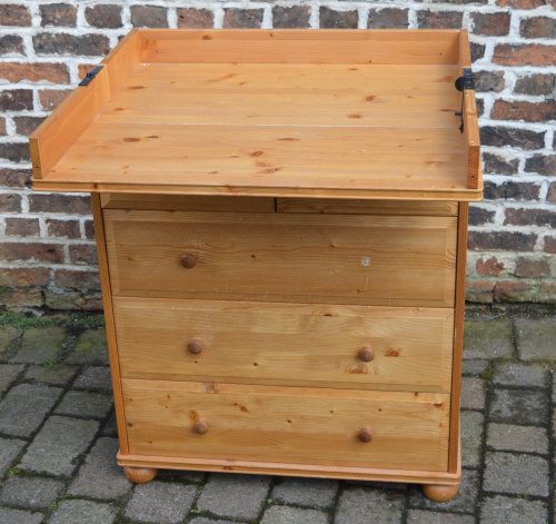 Pine baby station/chest of drawers