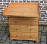 Pine baby station/chest of drawers