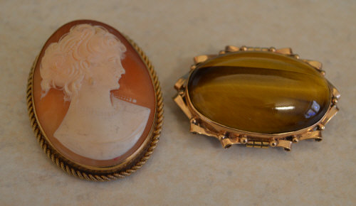 9ct gold cameo brooch (no pin) and a 9ct rose gold tigers eye brooch