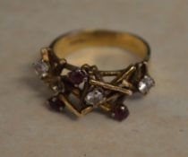 9ct gold 'Sticks & Stones' setting ring with garnet and cubic zirconia/paste stones (one stone