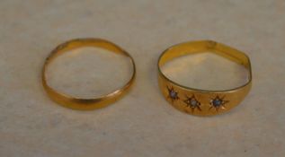 22ct gold wedding band (poor condition) and a yellow metal gypsy ring with poor hallmarks (AF)