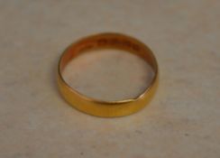 22ct gold wedding band, approx 3.