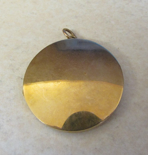 Large 9ct gold pendant/locket D 4 cm weight 16.
