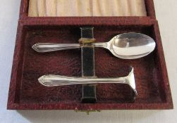 Silver child's pusher and spoon Sheffield 1944 weight 1.
