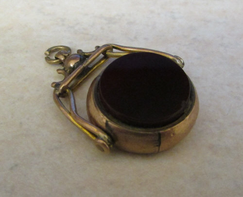 9ct gold fob with red stone (hallmarks indistinguishable) total weight 7.