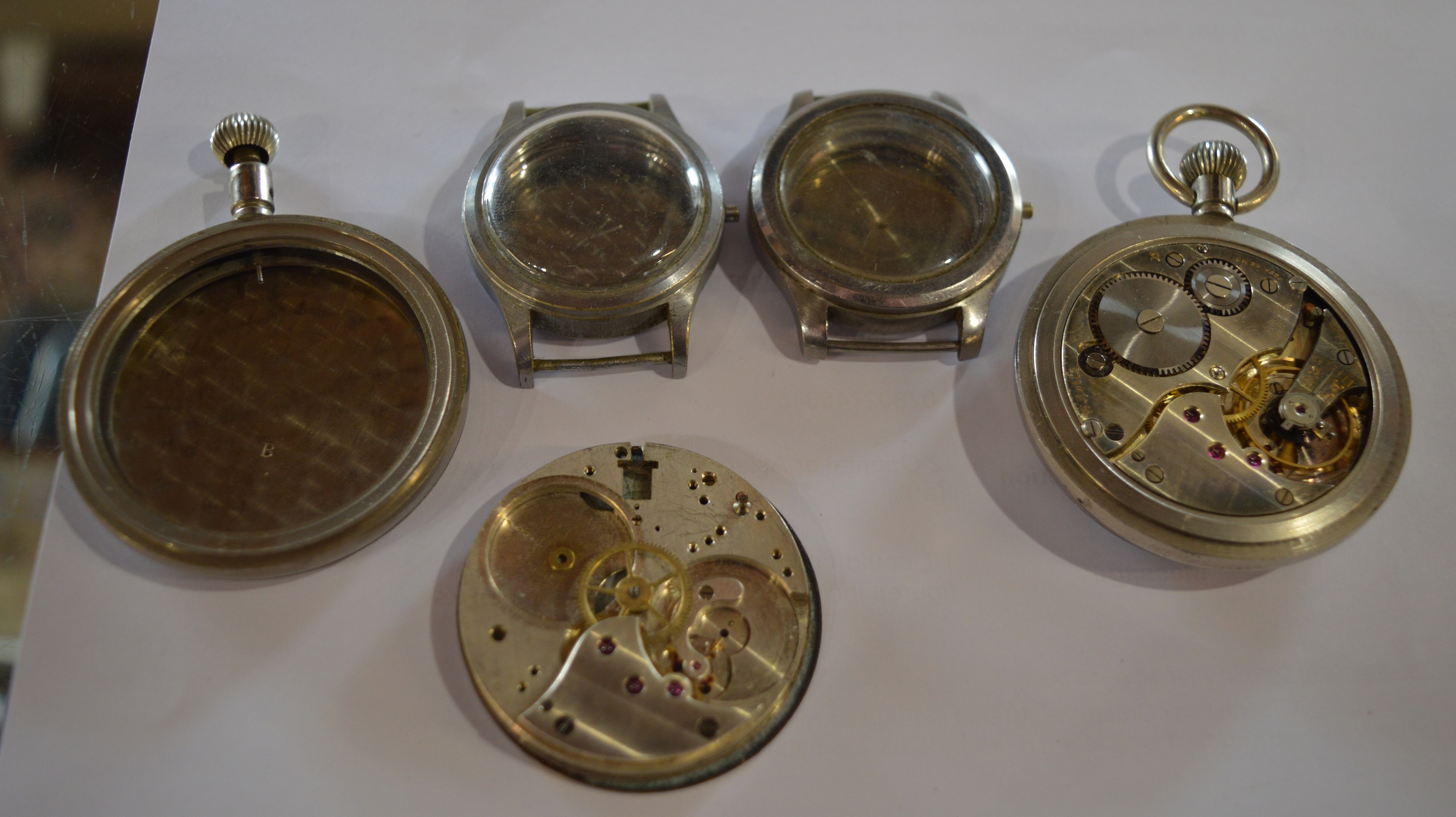 2 military pocket watches and 2 watch cases with military broad arrow & 'WWW' marks (Possibly Dirty - Image 2 of 6