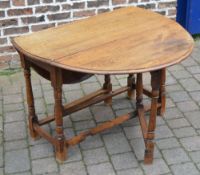 Oval gate leg table