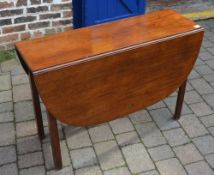 Victorian mahogany Pembroke table