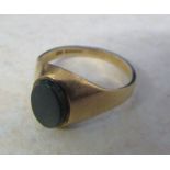 9ct gold ring with possible green bloodstone size R weight 2.