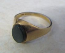 9ct gold ring with possible green bloodstone size R weight 2.