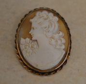 9ct gold cameo brooch / pendant