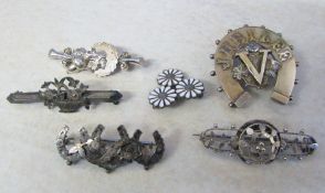 Assorted silver brooches total weight 0.