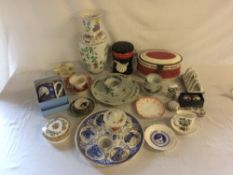 Various ceramics including Oriental ware (some AF), Del Prado pill pots,