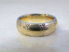 9ct gold engraved band ring weight 6.