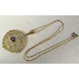 9ct gold pendant with garnet, peridot and seed pearls (pendant diameter 3.