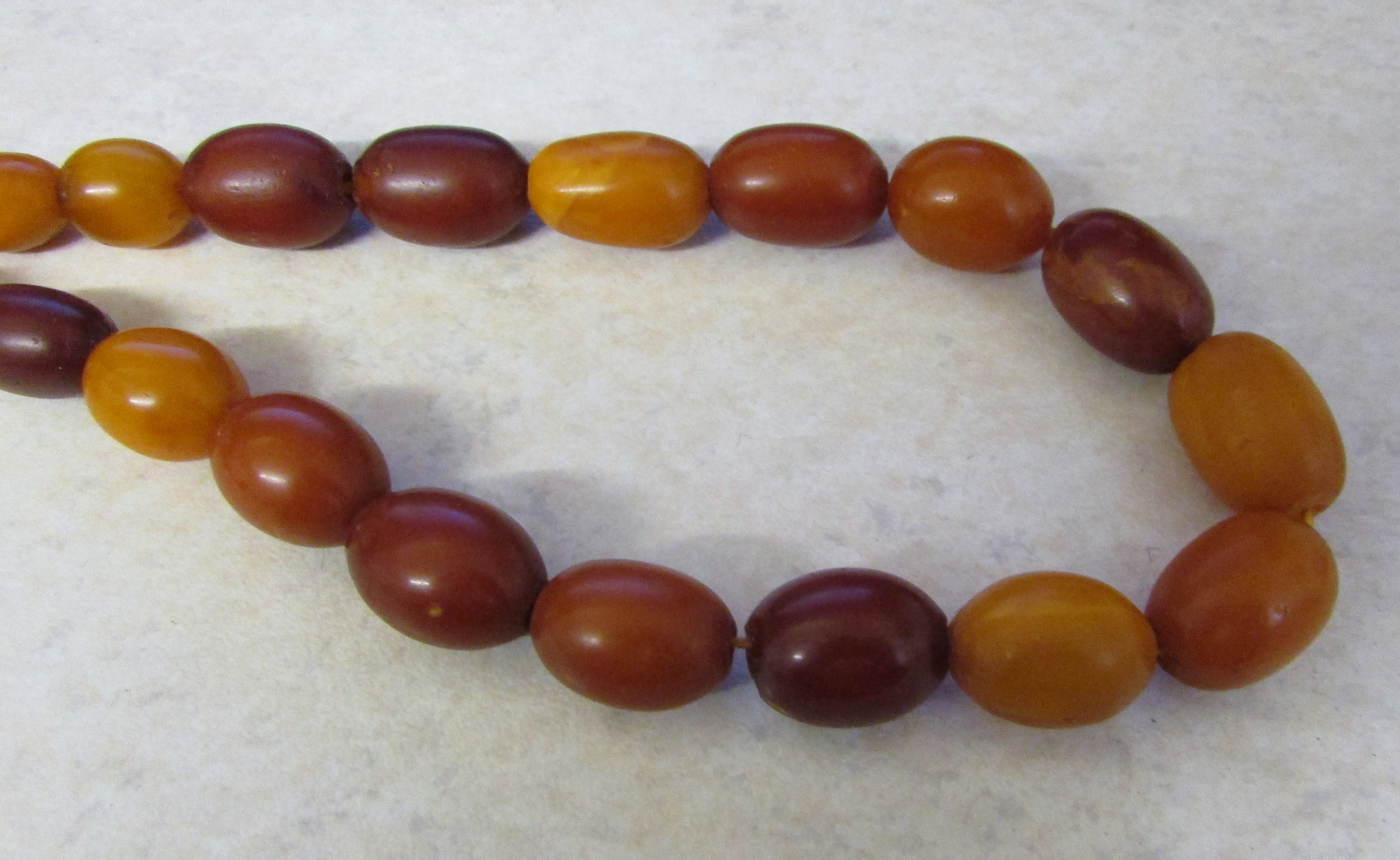 A graduated opaque amber bead necklace, of approx 42 beads, total weight approx 43 g, - Image 2 of 5