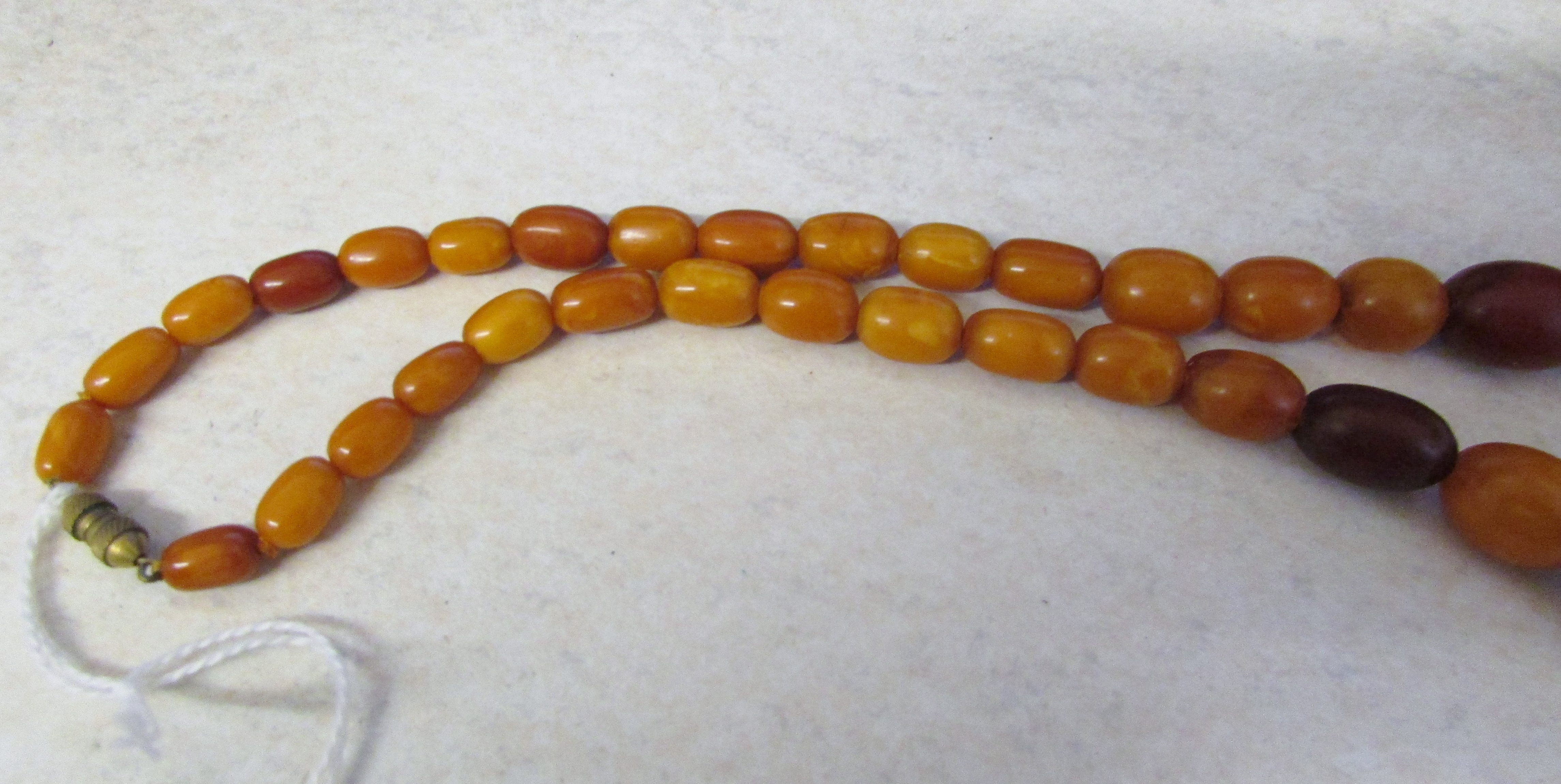 A graduated opaque amber bead necklace, of approx 42 beads, total weight approx 43 g, - Image 3 of 5