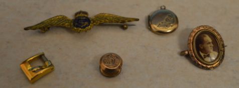 Various yellow metal including a miniature buckle, ornate button,