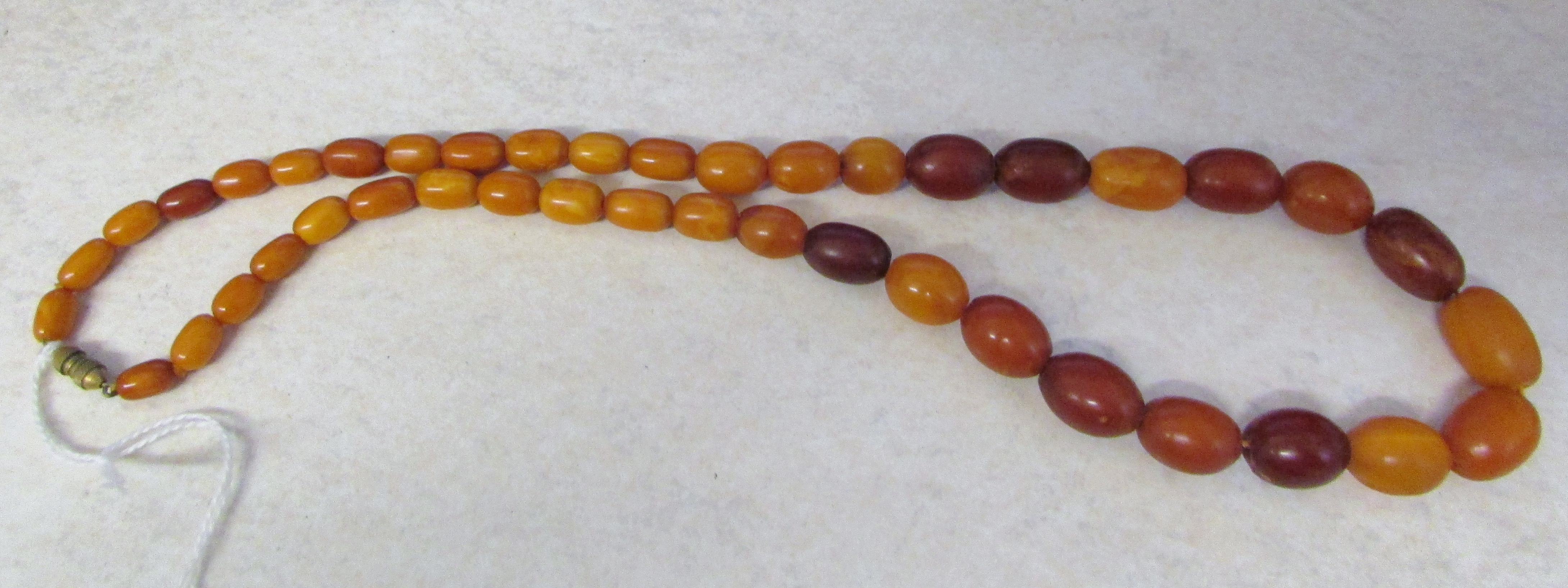 A graduated opaque amber bead necklace, of approx 42 beads, total weight approx 43 g, - Image 4 of 5