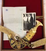 Bahraini Khanjar ceremonial dagger with bone effect handle & yellow metal mounts in a presentation