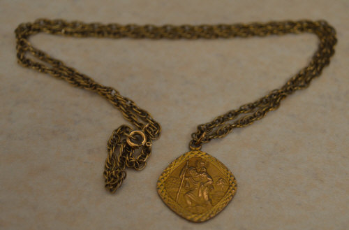 9ct gold St Christopher pendant on a 9ct gold chain, total weight approx 7.