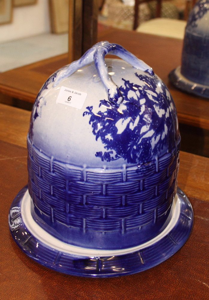 A blue and white cheese dish with domed cover and a blue and white tureen and stand - Image 2 of 6