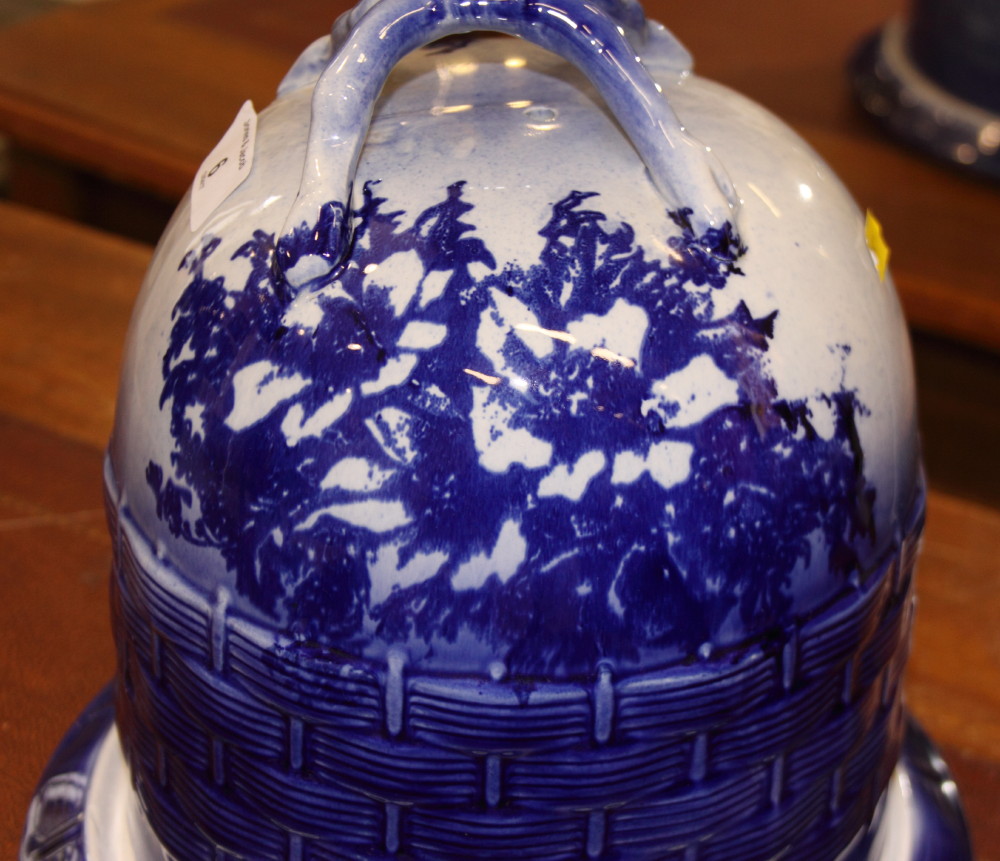 A blue and white cheese dish with domed cover and a blue and white tureen and stand - Image 3 of 6