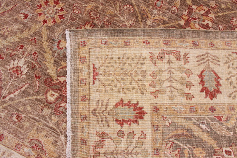 A modern Persian rug with all-over Herati design in shades of brown, cream and red, 96" x 126" - Bild 2 aus 3