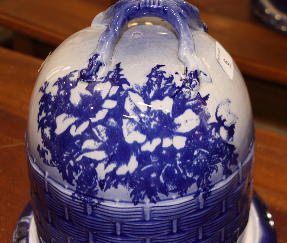 A blue and white cheese dish with domed cover and a blue and white tureen and stand - Image 4 of 6