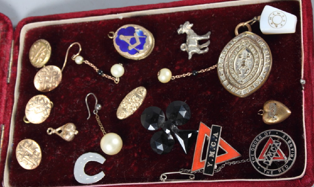 A Masonic? engraved hardstone jewel, a Masonic enamelled pendant/locket, a number of gold faced - Bild 2 aus 2