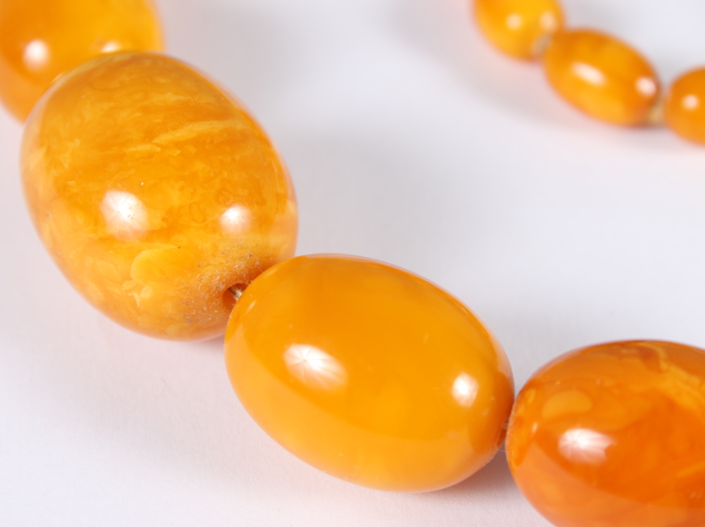 A graduated "egg yolk" amber bead necklace, 31" long, the largest bead 1 1/4" wide, 87.6g - Bild 3 aus 14