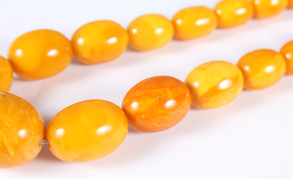 A graduated "egg yolk" amber bead necklace, 31" long, the largest bead 1 1/4" wide, 87.6g - Bild 12 aus 14