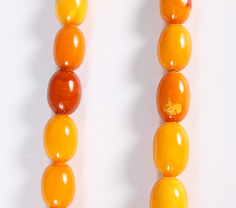 A graduated "egg yolk" amber bead necklace, 31" long, the largest bead 1 1/4" wide, 87.6g - Bild 14 aus 14