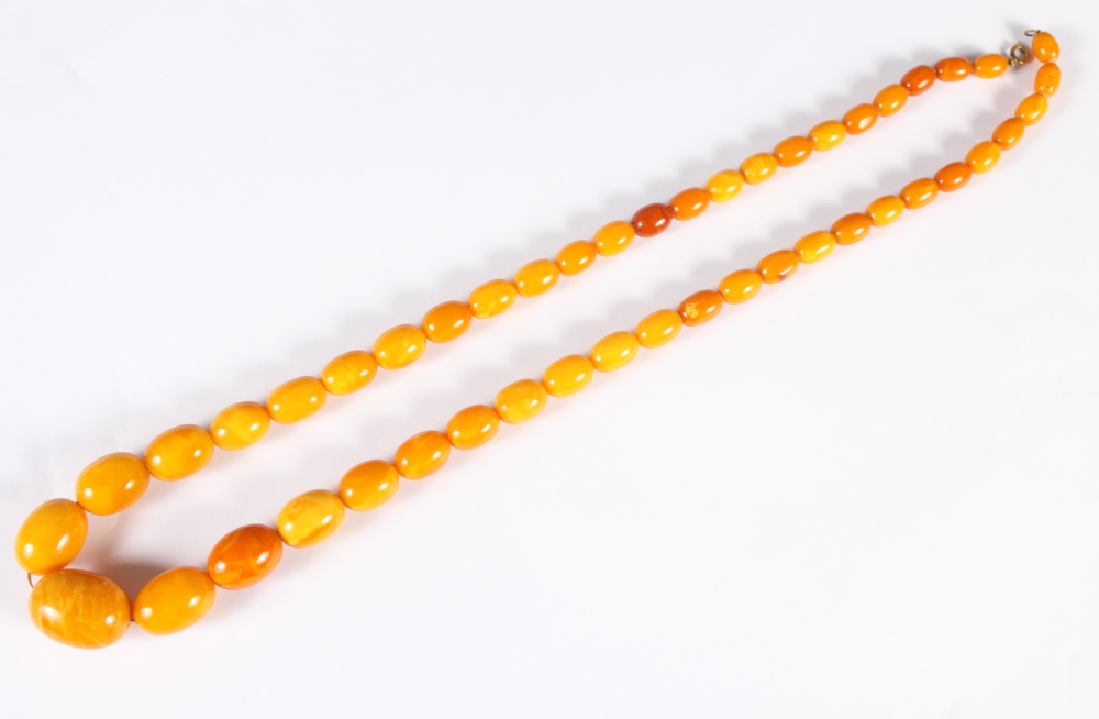 A graduated "egg yolk" amber bead necklace, 31" long, the largest bead 1 1/4" wide, 87.6g - Bild 7 aus 14