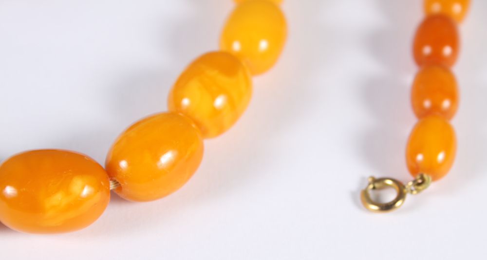 A graduated "egg yolk" amber bead necklace, 31" long, the largest bead 1 1/4" wide, 87.6g - Bild 4 aus 14
