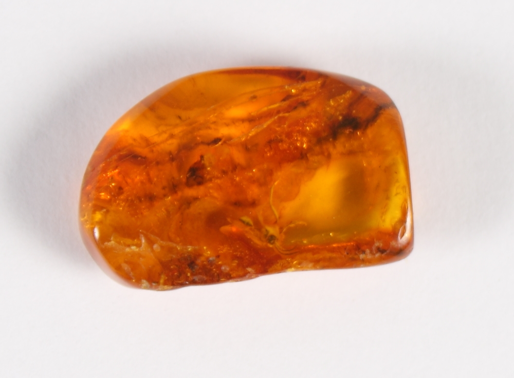 A graduated "egg yolk" amber bead necklace, 31" long, the largest bead 1 1/4" wide, 87.6g - Bild 9 aus 14