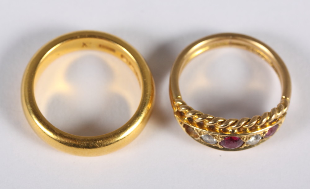 An 18ct gold, diamond and ruby dress ring (one stone missing), 4g approx, and a 22ct gold wedding - Bild 2 aus 2