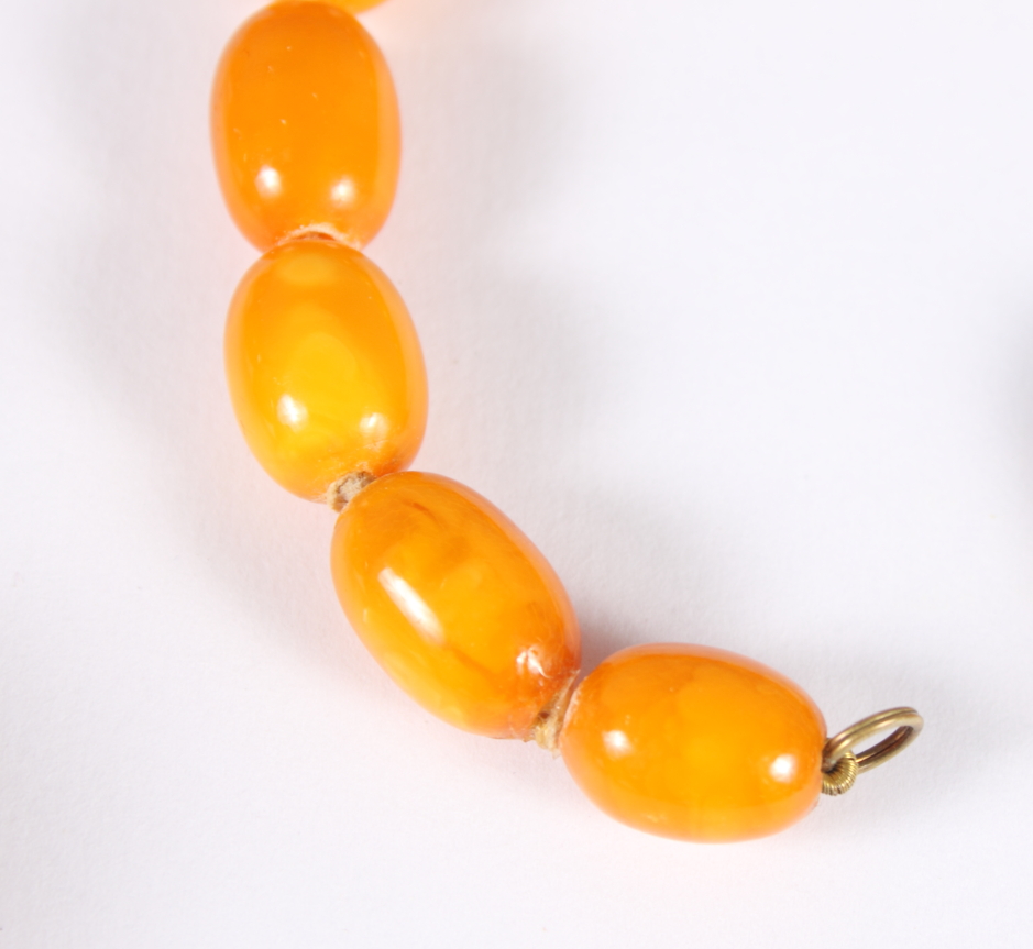 A graduated "egg yolk" amber bead necklace, 31" long, the largest bead 1 1/4" wide, 87.6g - Bild 5 aus 14