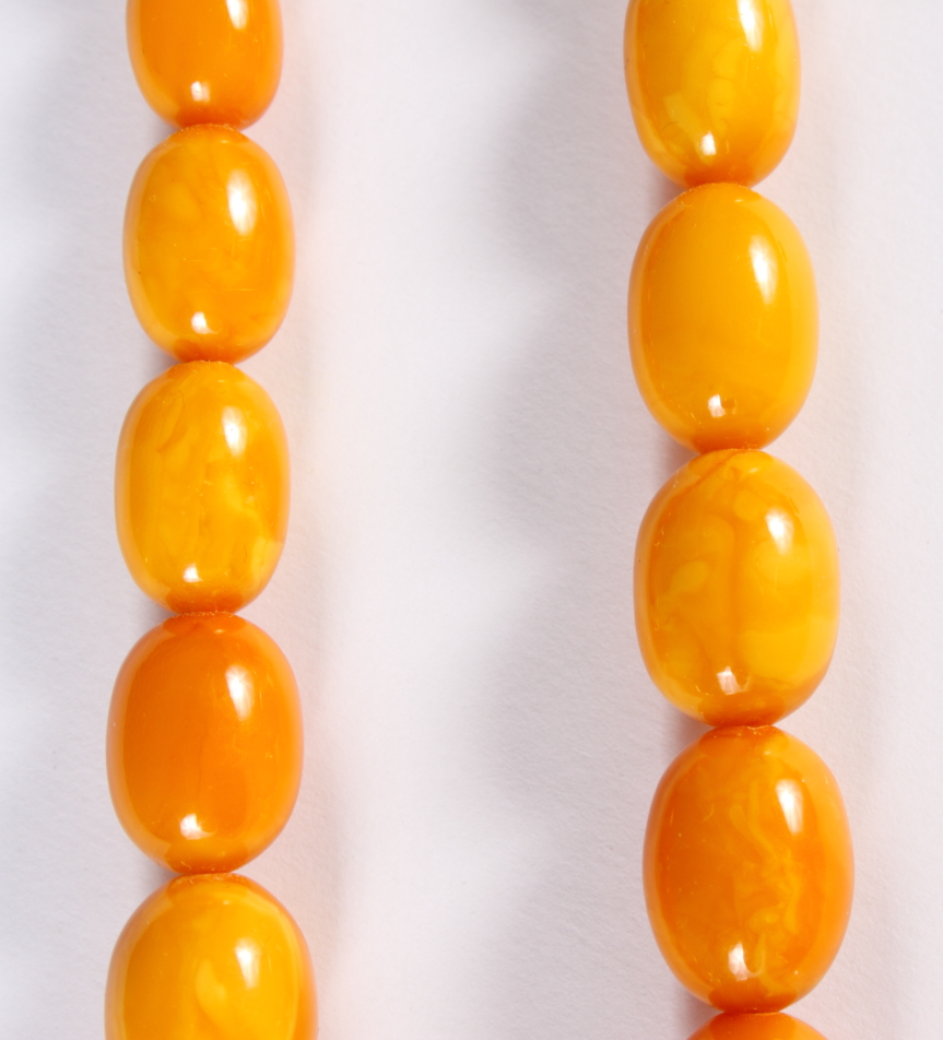 A graduated "egg yolk" amber bead necklace, 31" long, the largest bead 1 1/4" wide, 87.6g - Bild 13 aus 14