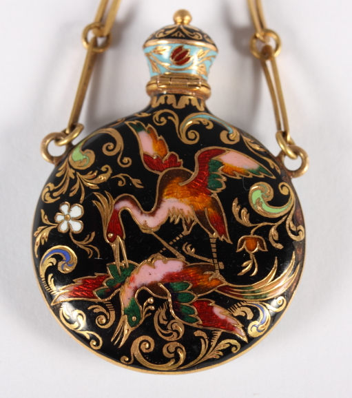 A gold and enamelled scent bottle, in the orientalist manner, with suspension chains and ring - Bild 3 aus 5